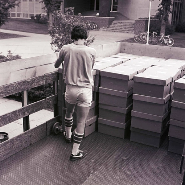 Historic photo of when they moved library books from Lincoln Hall to Briggs Library