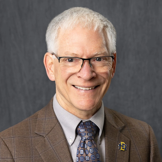 A headshot of Daniel Scholl.